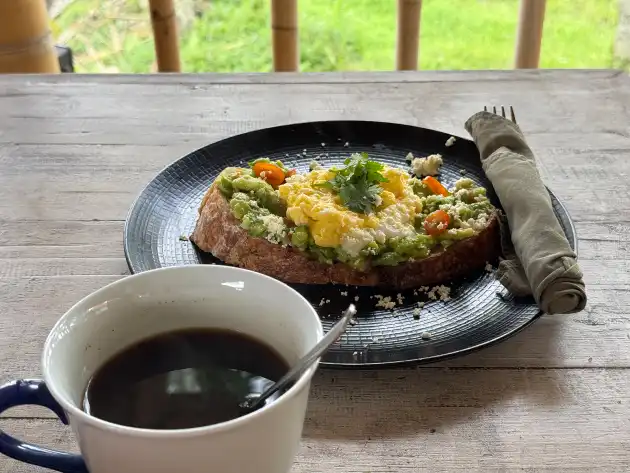 조금 질겼지만 맛있었던 아보 토스트